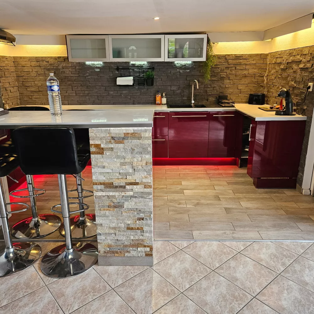 Bar de cuisine avec tabourets hauts