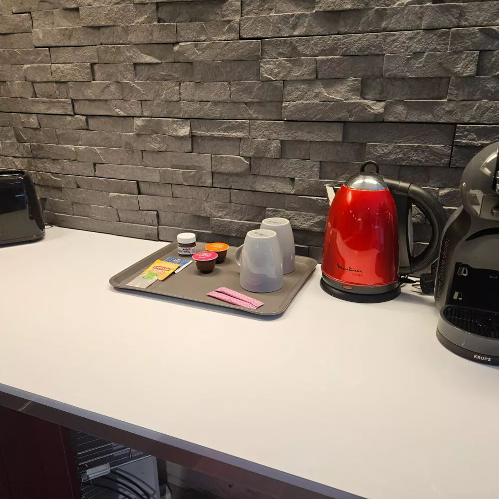 Machine à café Dolce Gusto et nécessaire petit-déjeuner