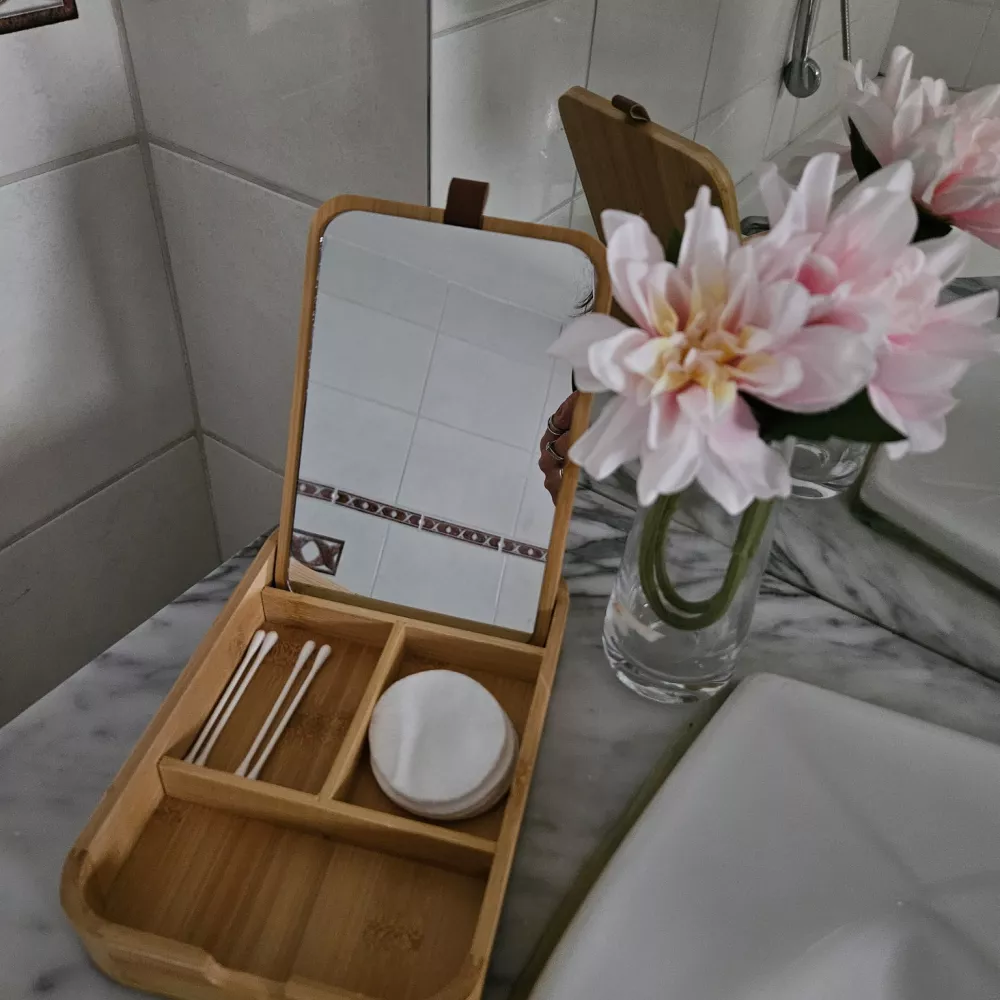 Détail de la salle de bain avec articles de toilette