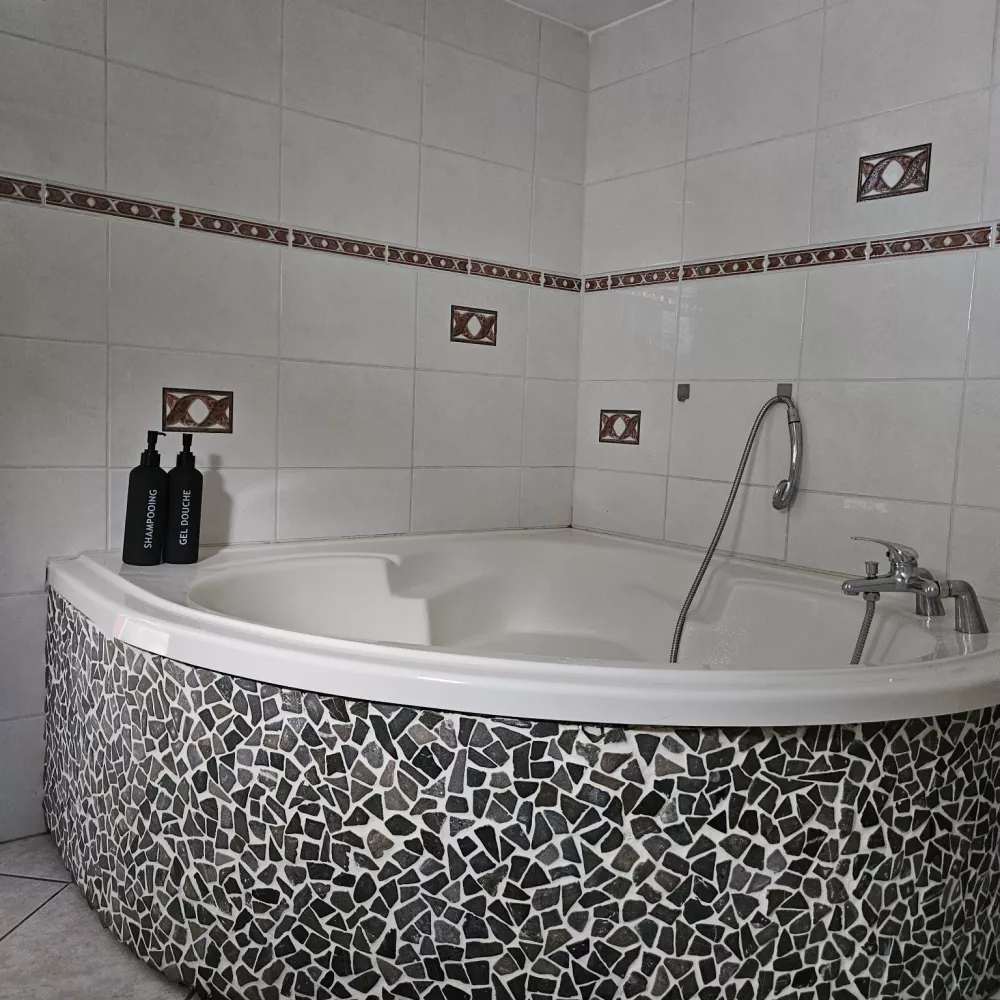 Salle de bain avec baignoire d’angle en mosaïque