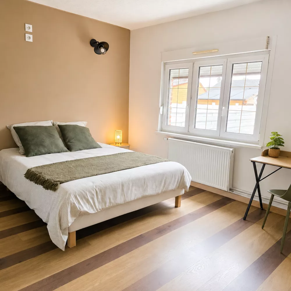 Chambre lumineuse avec grand lit double et coin bureau