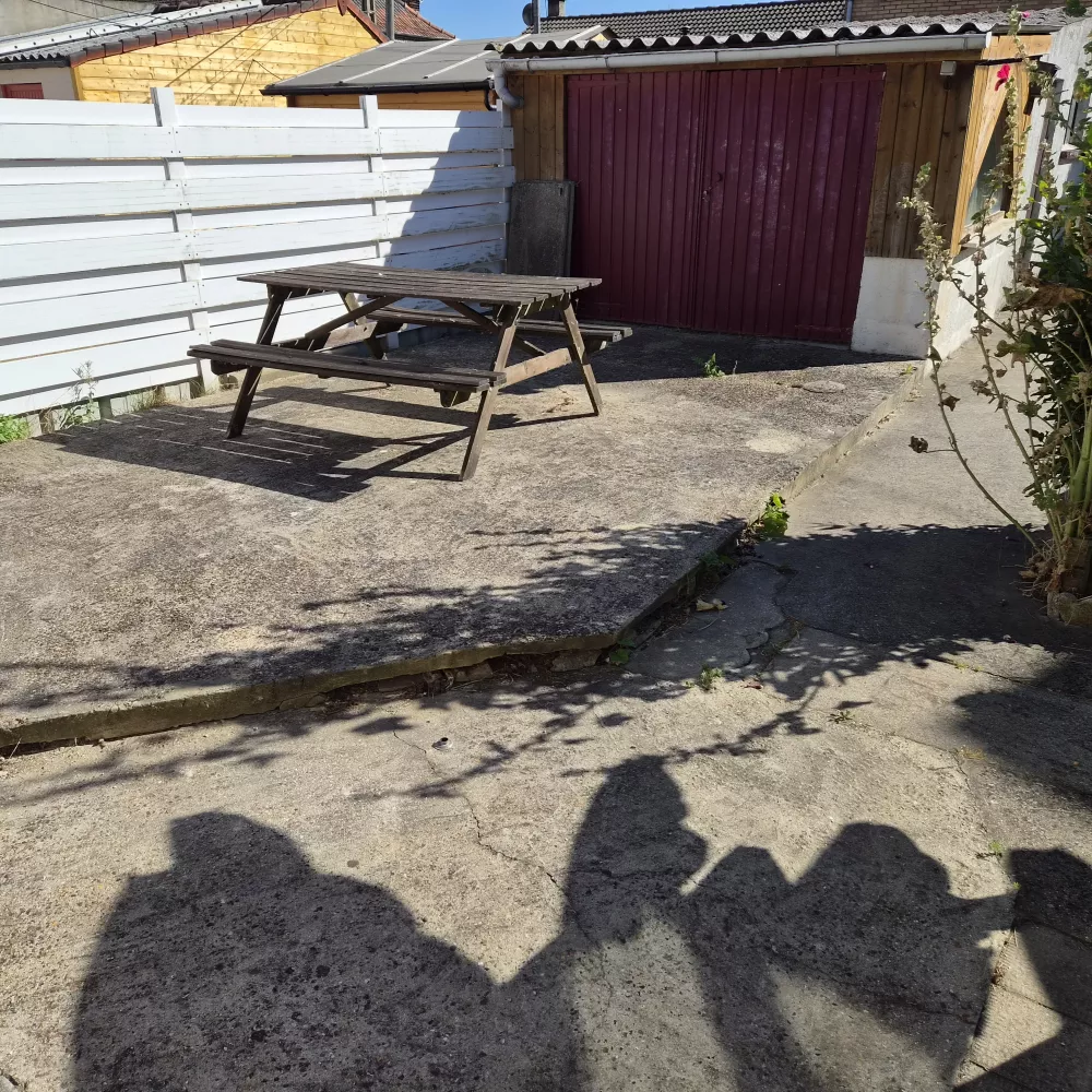 Terrasse plein sud avec table de pique-nique et garage individuel